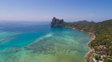 Deniz ve kıyı şeridi ikonik tropikal plaj Phi Phi Island, Tayland hava uçak fotoğrafı