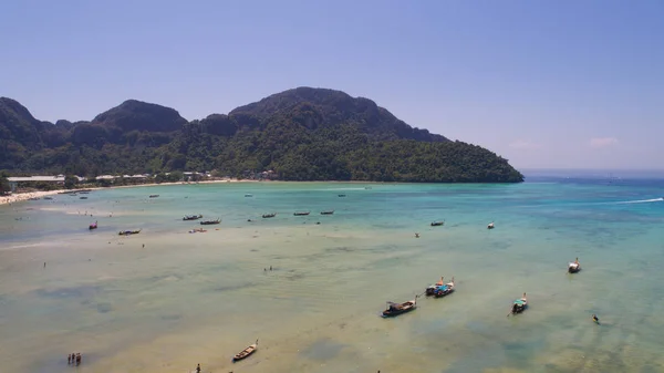 Légi drone fénykép, a tenger és a part menti ikonikus tropical beach, Phi Phi sziget, Thaiföld — Stock Fotó