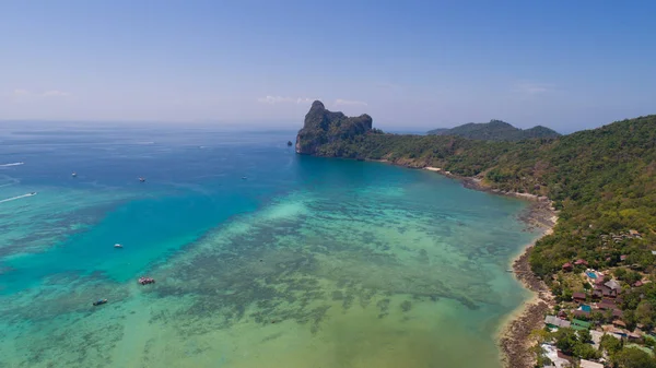 Légi drone fénykép-ból tengeri és part menti ikonikus tropical beach, Phi Phi sziget, Thaiföld — Stock Fotó