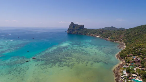 Légi drone fénykép-ból tengeri és part menti ikonikus tropical beach, Phi Phi sziget, Thaiföld — Stock Fotó