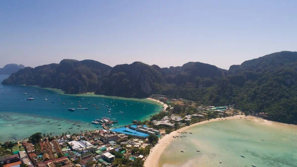 Légi drone photo ikonikus tropical beach és üdülőhelyek-Phi Phi sziget, Thaiföld — Stock Fotó