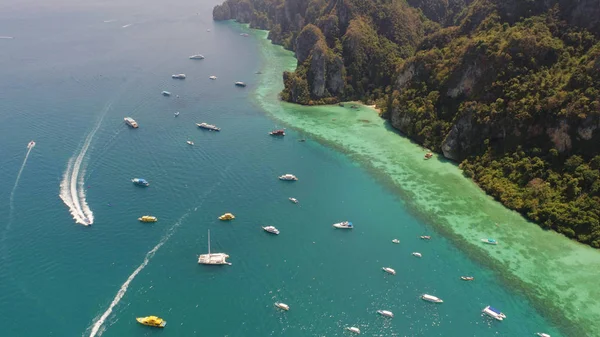 Légi drone fénykép vitorlás hajók és jachtok az öbölben, ikonikus trópusi Phi Phi sziget, Thaiföld — Stock Fotó