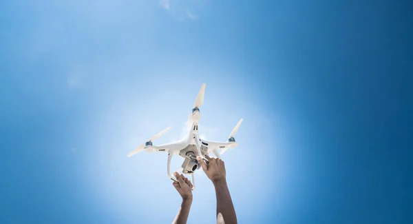 Drone dans les mains de la femme sur le ciel bleu d'été — Photo