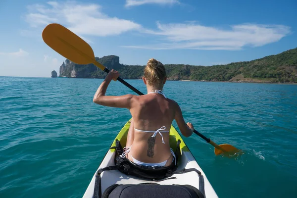 Mulher de caiaque no mar azul-turquesa durante o dia de verão — Fotografia de Stock