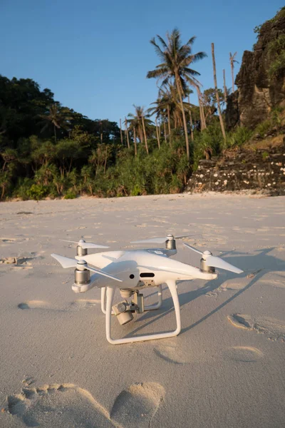 Drone sur la plage de sable fin sur fond d'île tropicale — Photo