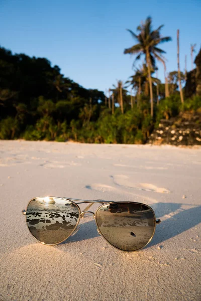 Sonnenbrille am Sandstrand über tropischem Inselhintergrund — Stockfoto