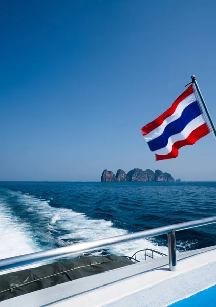 Drapeau thaïlandais sur le bateau sur la belle mer et l'été fond bleu ciel — Photo