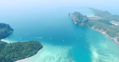 Deniz ve kıyı şeridi ikonik tropikal plaj Phi Phi Island hava uçak video