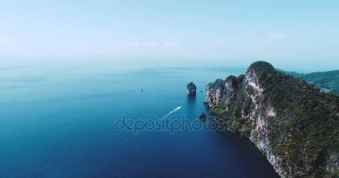 Hava dron video ikonik tropikal Phi Phi Adası'nın Kuzey Doğu bölümünün