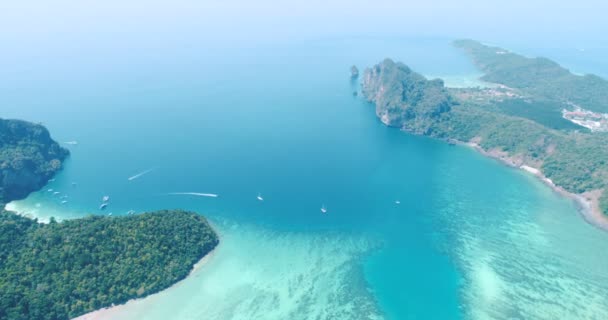 Deniz ve kıyı şeridi ikonik tropikal plaj Phi Phi Island hava uçak video — Stok video