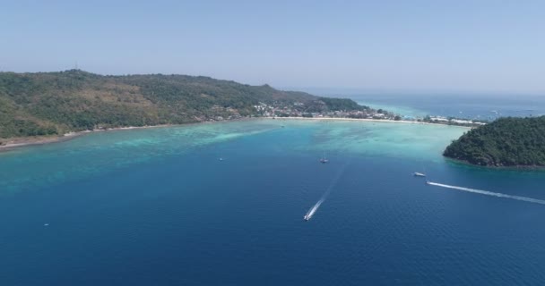 Εναέριο κηφήνα βίντεο εικονική τροπική παραλία και θέρετρα του νησιού Phi Phi — Αρχείο Βίντεο