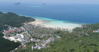İkonik tropikal plaj ve Phi Phi Island tatil hava uçak video