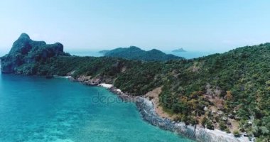 Andaman Denizi ve kireçtaşları, hava uçak video çekimi ikonik tropikal plaj ve Phi Phi Island tatil yapılan