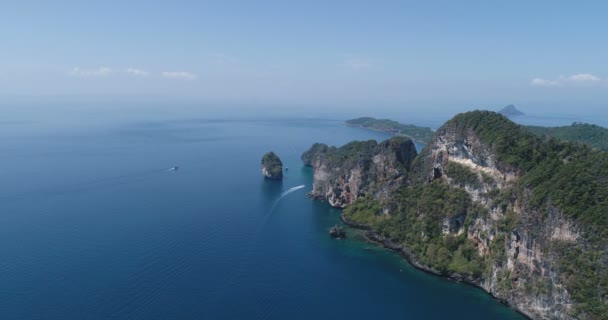 Εναέριο κηφήνα βίντεο, από βόρειο ανατολικό τμήμα του εικονική τροπικό νησί Phi Phi — Αρχείο Βίντεο