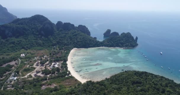 Εναέριο κηφήνα βίντεο του Loh Lana Bay παραλία, κομμάτι του εικονική τροπικό νησί Phi Phi — Αρχείο Βίντεο