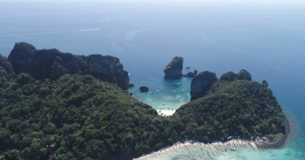 Antenn drönare video av Loh Lana Bay och Nui Bay beach, en del av ikoniska tropiska Phi Phi island — Stockvideo