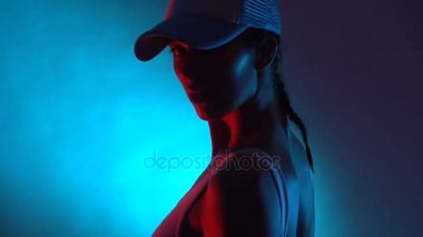 Portre yüz ve vücut uyum ve sportif kadın beyaz mayo Studio kamera poz