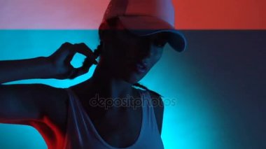 Portre yüz ve vücut uyum ve sportif kadın beyaz mayo Studio kamera poz