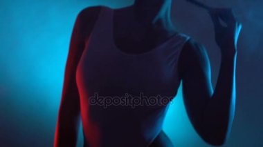 Uyum ve beyaz mayo ve Studio kamera poz kap sportif kadın portre vücut
