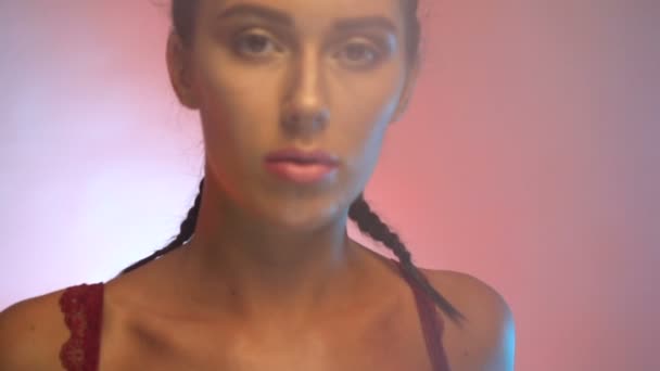 Närbild övre kropp och ansikte av sexig kvinna i vinrött underkläder poserar på kameran i studion — Stockvideo