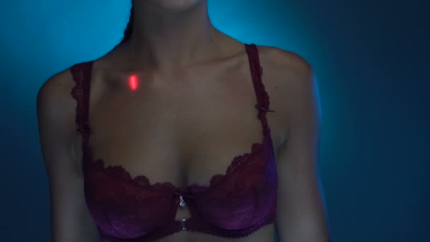 Close up parte superior do corpo de mulher bonita em lingerie borgonha com tranças posando para a câmera no estúdio — Vídeo de Stock