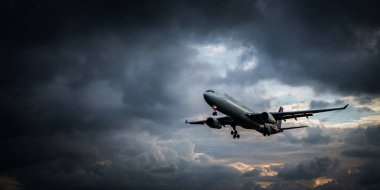 Deniz üzerinde bulutlu gökyüzü uçan uçak