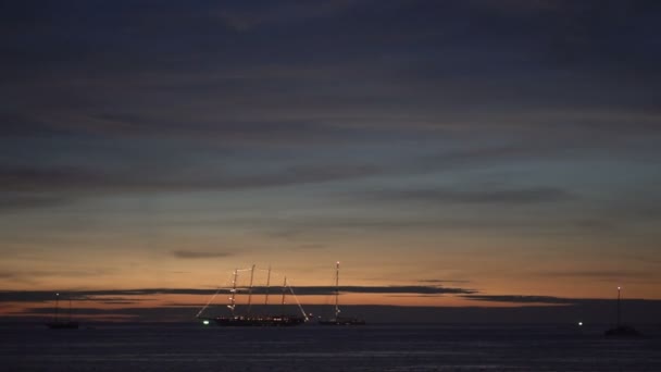 Belo pôr do sol acima do mar com barcos — Vídeo de Stock