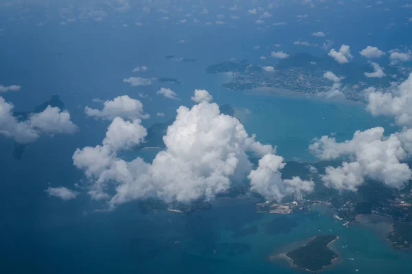 美海、島を飛行機から見る — ストック写真