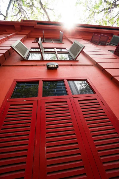 Vintage röd byggnad med träluckor — Stockfoto