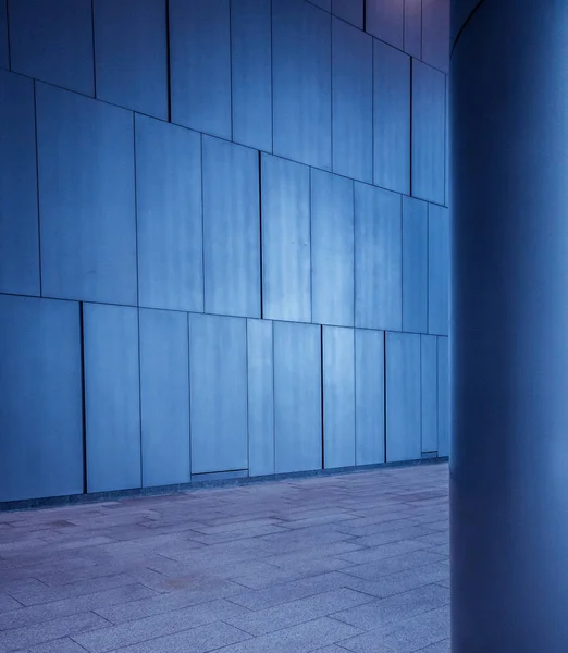 Paneles de metal alicatado cepillado fondo de pared y columna en arquitectura futurista moderna —  Fotos de Stock