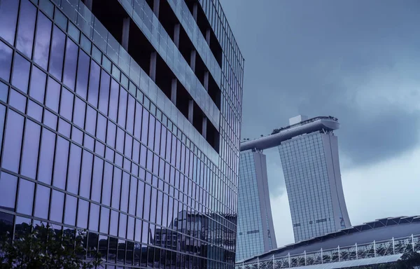 Skyscraper with Marina Bay Sands in the background — Stock Photo, Image