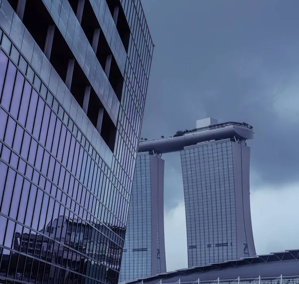 Skyscraper with Marina Bay Sands in the background — Stock Photo, Image