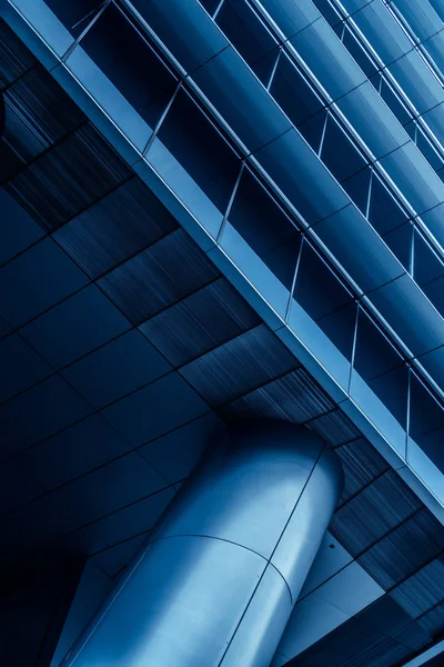 Metallsäule und Teil des Gebäudes in moderner futuristischer Architektur — Stockfoto