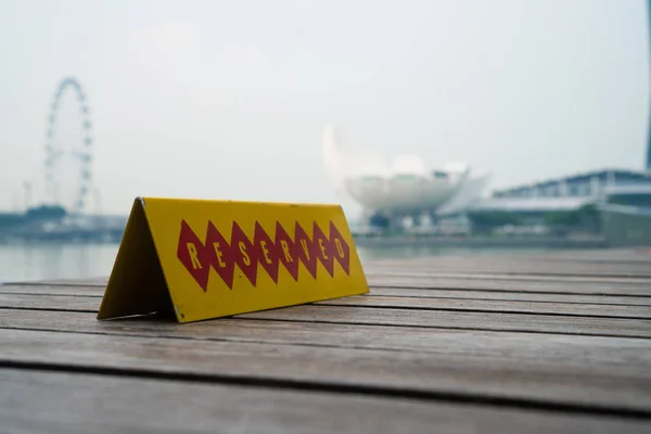 Ресторан захищені таблиці знак з Сінгапуру краєвид на задньому плані — стокове фото