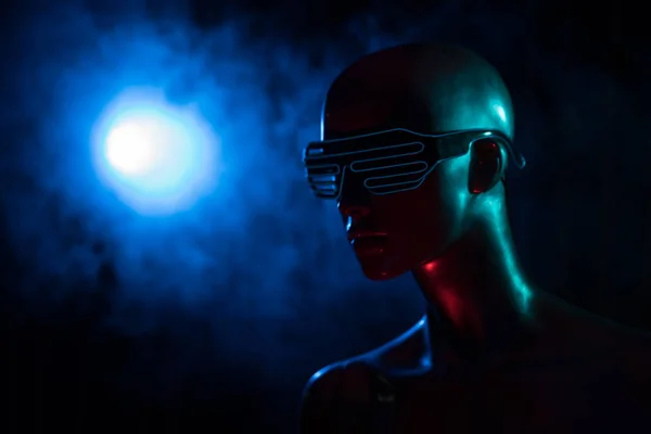 Schaufensterpuppe mit Neon-LED-Brille — Stockfoto