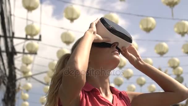 Mulher usa óculos de realidade virtual ao ar livre — Vídeo de Stock