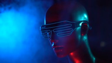 Led neon gözlüklü kadın manken