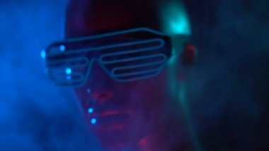 Led neon gözlüklü kadın manken