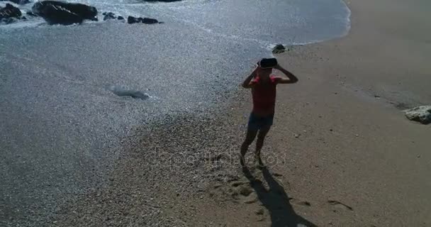 Γυναίκα χρησιμοποιεί γυαλιά εικονικής πραγματικότητας στην παραλία — Αρχείο Βίντεο