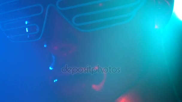 Vrouwelijke etalagepop met glazen neon led — Stockvideo