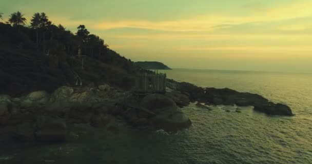 Antenowe video opuszczony budynek na małej wyspie podczas zachodu słońca — Wideo stockowe