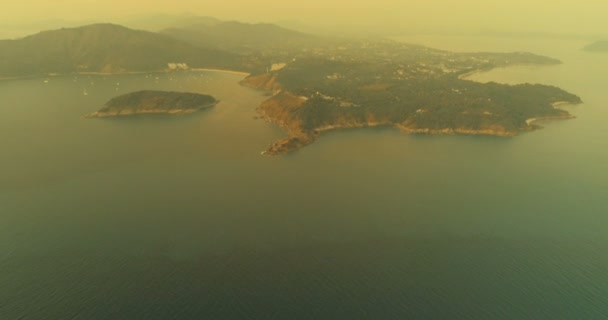 Lotnicze wideo wyspy Phuket z łodzi na morzu w pobliżu Promthep Cape podczas zachodu słońca — Wideo stockowe