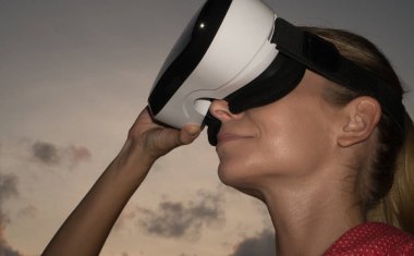 Kadın açık havada sanal gerçeklik gözlük kullanır