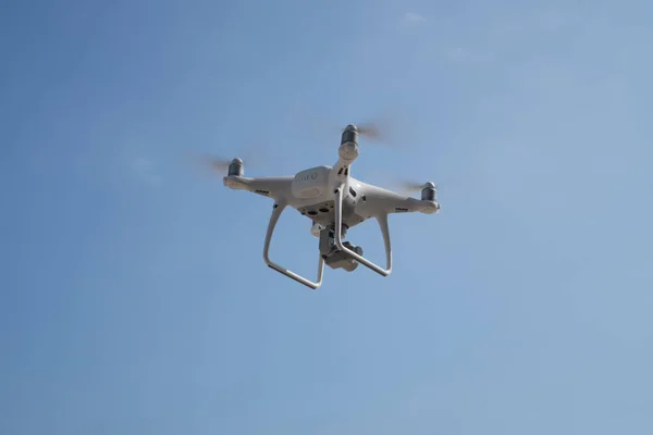 Drone volant avec fond bleu ciel — Photo