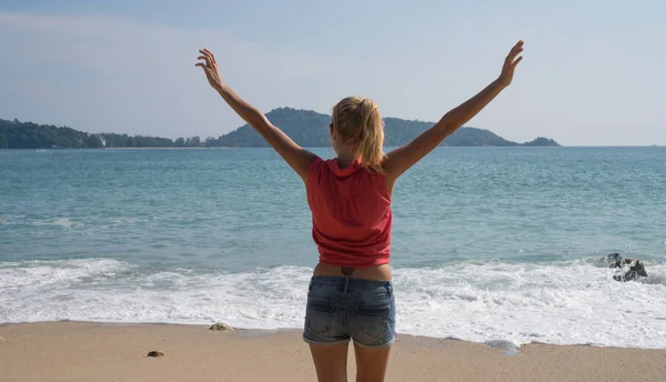 Turista femenina disfrutando del verano en la hermosa isla tropical — Foto de Stock