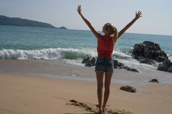 Turista femenina disfrutando del verano en la hermosa isla tropical — Foto de Stock