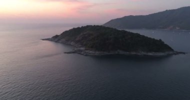 Gün batımı sırasında küçük ada hava video