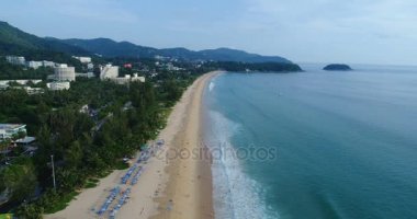 Güzel tropikal mavi denizi ve kuşlar göz görünümü, Karon Beach, Phuket Adası long Beach'ten havadan görünümü