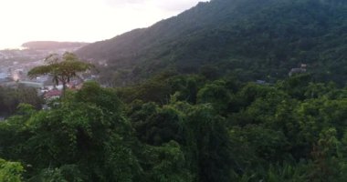 Günbatımı Kata ve Karon plajlar arasında artan havadan görünümü