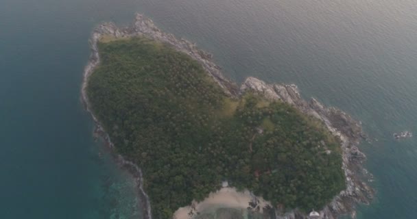 Luftbild einer herzförmigen kleinen Insel bei Sonnenuntergang — Stockvideo